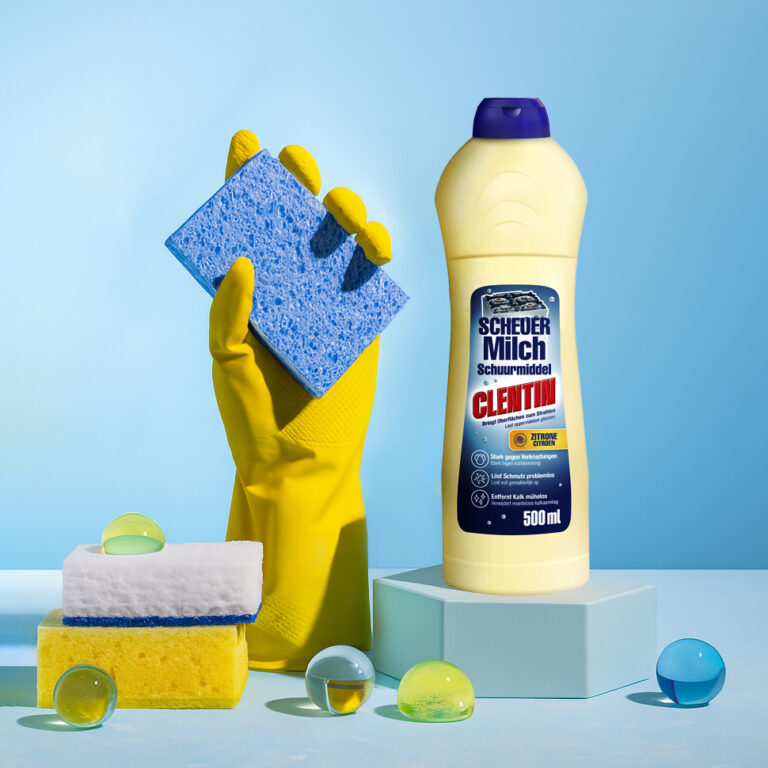 CLENTIN Scheuermilch in neuem Design. Putzhandschuh hält einen Schwamm.